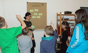 Kinder beim Auftakt des Workshops (c) fragFINN e.V.