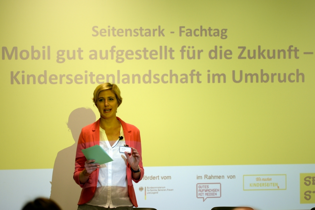 Moderatorin eröffnet den Fachtag (c) Foto: Michael Schnell