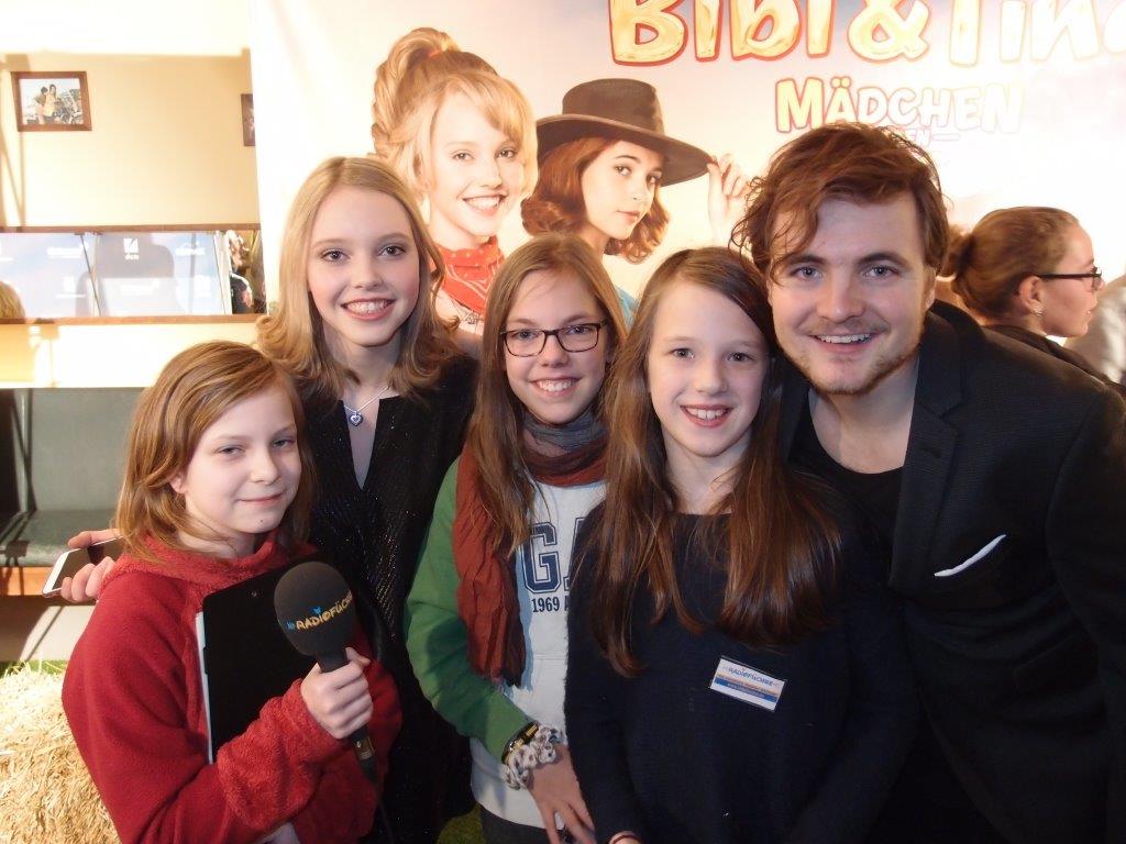 Die Radiofüchse mit Lina Larissa Strahl und Phil Laude bei der "Bibi&Tina"-Premiere, (c) Andrea Sievers