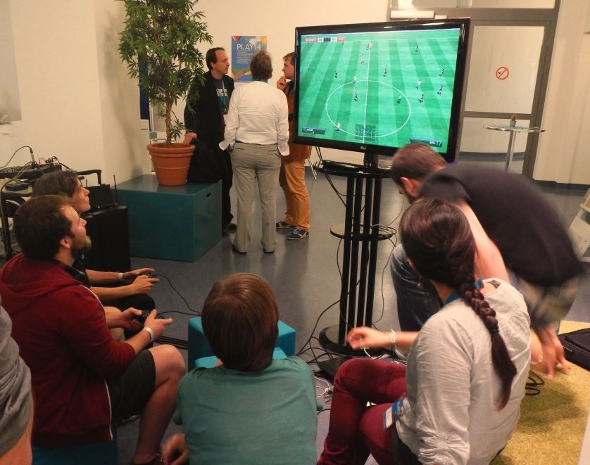 Workshop-Teilnehmende spielen Fifa 13; (c) andrea sievers