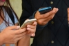 Junge Menschen, die ein Smartphone in ihren Händen halten